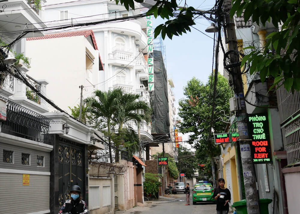 This extension of Cuu Long Street in Saigon's Tan Binh or airport district is quiet and has some nice hotels. 