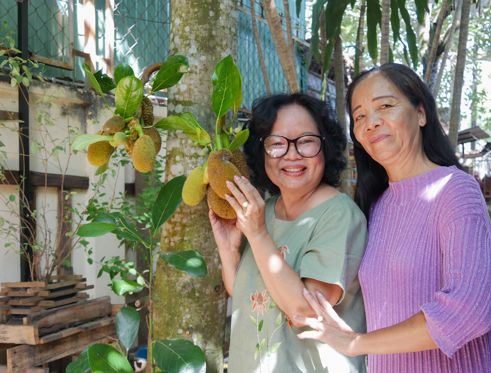 local ladies pose with a breadfruit at Sa Dec's Xua cafe. 